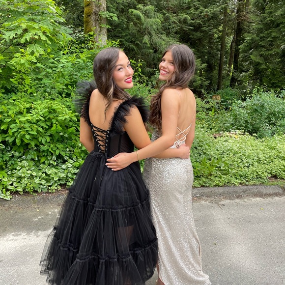 Beautiful Black Tool Gown. - Picture 3 of 4